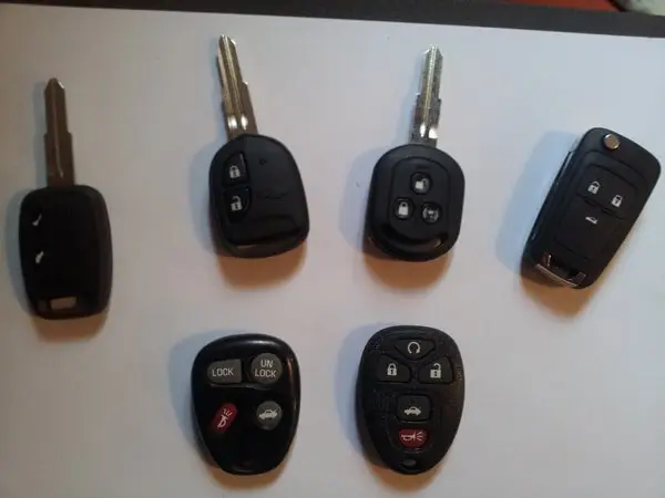למטה: שלטים לרכב, למעלה: מפתחות עם שלט מובנה